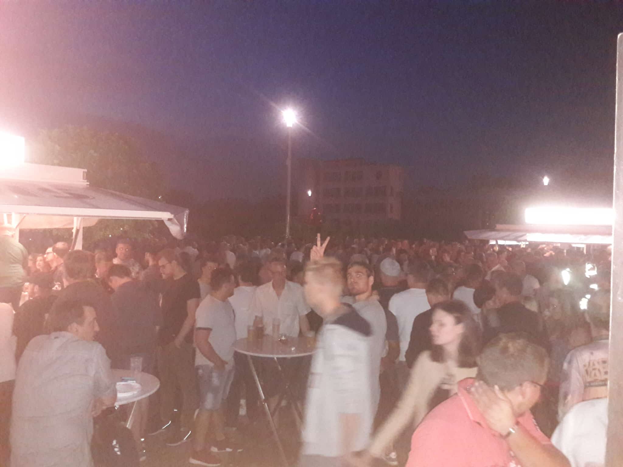 Großes Open-Air-Event bei Nacht mit hunderten Gästen
