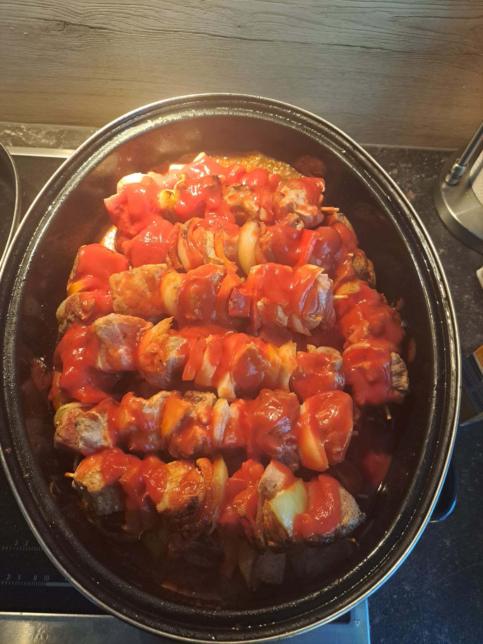 Frisch zubereiteter Schaschlik in unserer hausgemachten Sauce