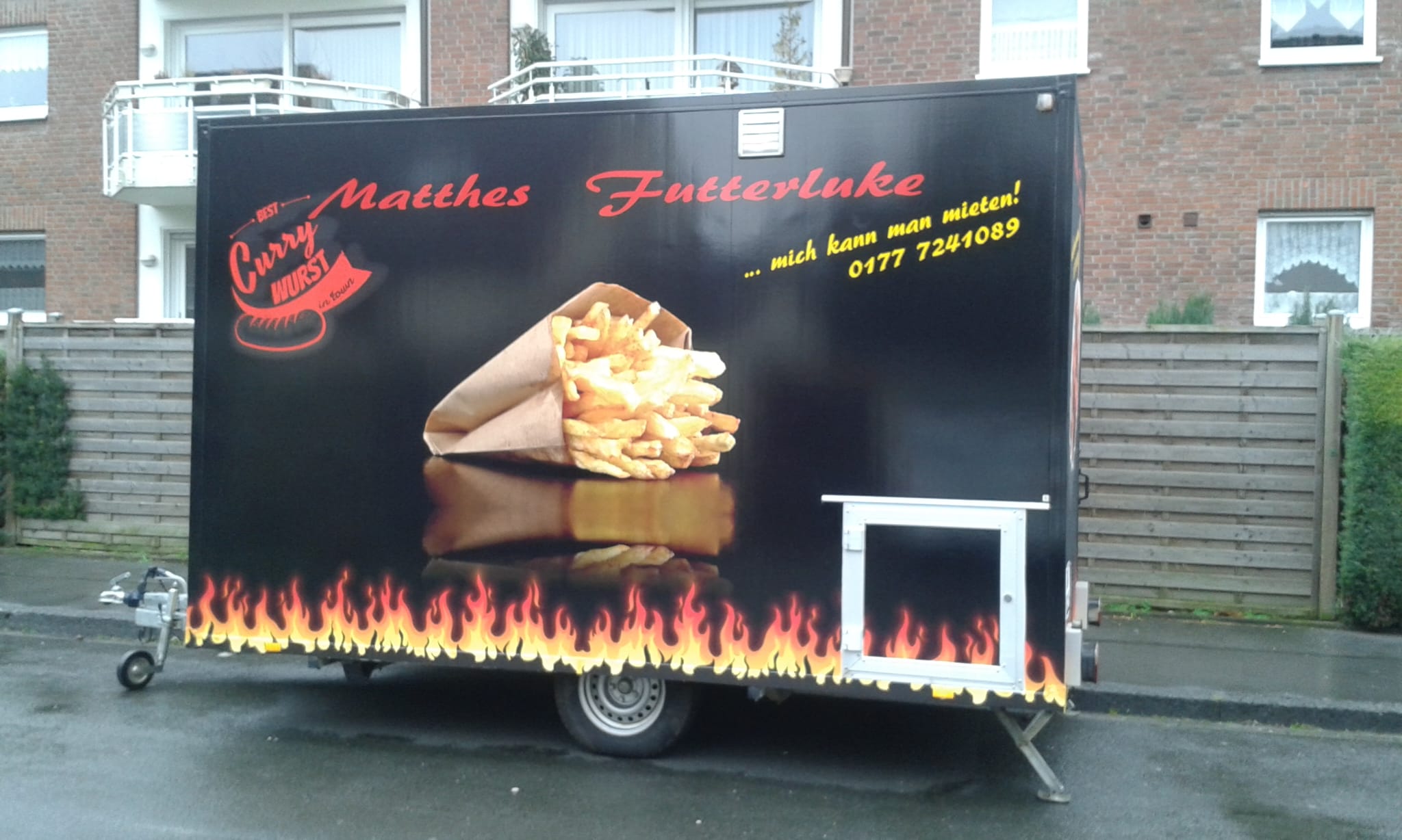Matthes Futterluke Foodtruck – Seitenansicht des Wagens mit Currywurst-Motiv